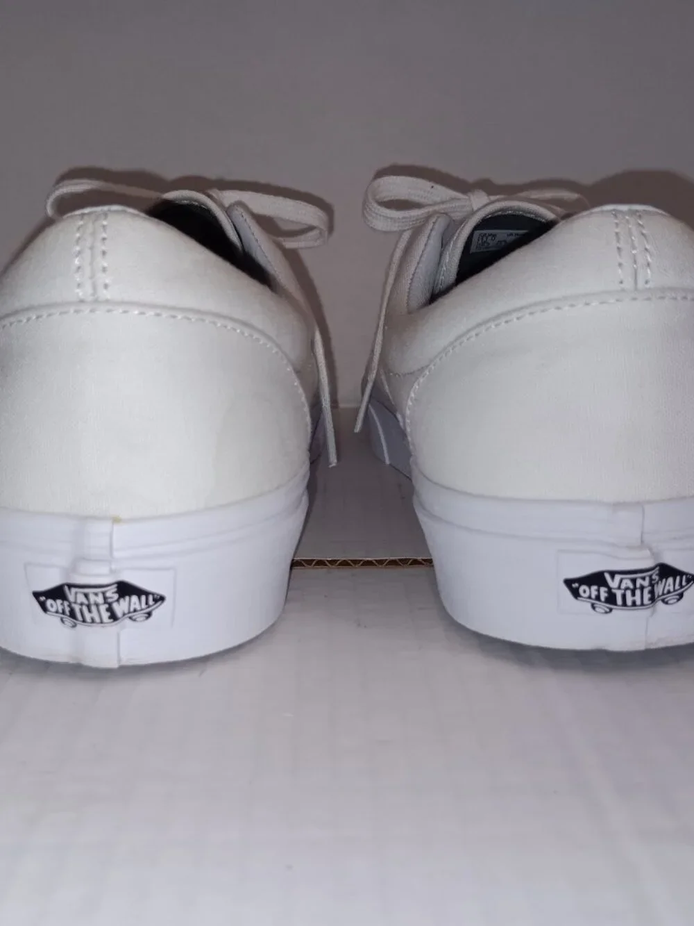 VANS MEN'S CLASSIC WHITE CANVAS SNEAKERS